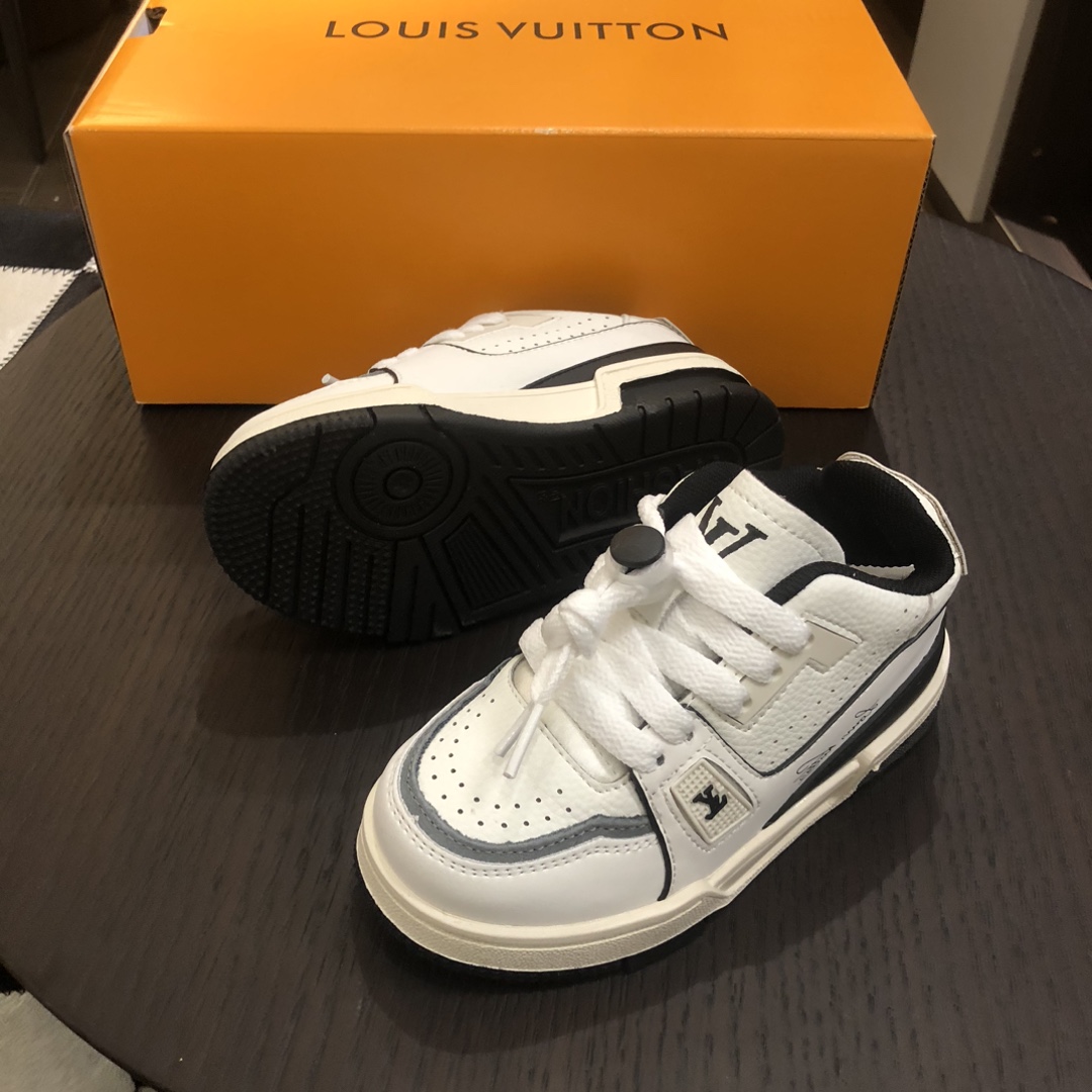 Children's shoes child